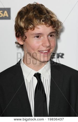 HOLLYWOOD, CA. - január 16: Callan McAuliffe részt vesz a napot amerikai fekete nyakkendő gála január 16-án, 20