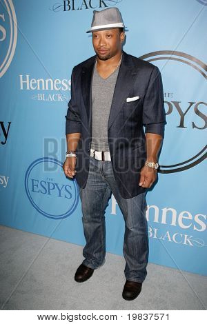 HOLLYWOOD, CA - 13 luglio: Giocatore di gioco del calcio di Atlanta Falcons Jamal Anderson frequenta grasso martedì presso il E