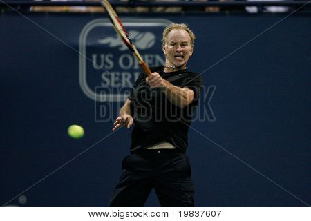 Los Angeles, ca. 24 Juli: Andre Agassi und John Mcenroe (im Bild) spielen Sie eine Nächstenliebe-Übereinstimmung in der Fa