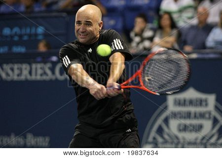 Los Angeles, ca. 24 Juli: Andre Agassi (im Bild) und John Mcenroe spielen eine Charity-Übereinstimmung bei der Fa