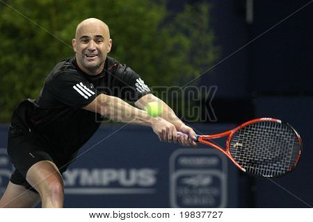 Los Angeles, ca. 24 Juli: Andre Agassi (im Bild) und John Mcenroe spielen Sie eine Nächstenliebe-Übereinstimmung in der Fa