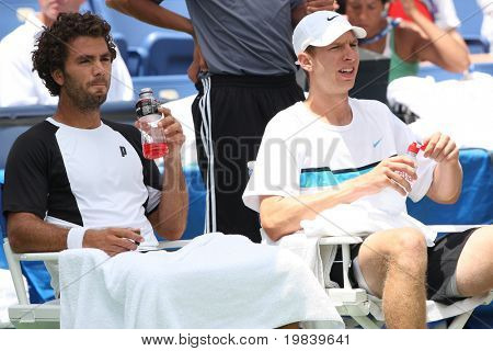 LOS ANGELES, CA. - 1. srpna: Bob Bryan & Mike Bryan hrát čtyřhru finále proti Eric Butorac & Je