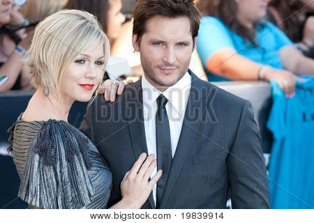 LOS ANGELES, CA. - 24 มิถุนายน: Jennie การ์ธ (L) และปีเตอร์ Facinelli (R) เข้าร่วมเดอะทไวไลท์ซาก้า Eclips