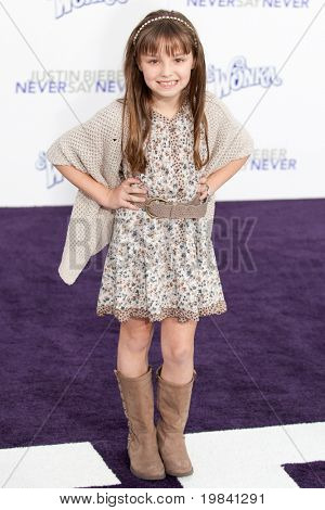 ロサンゼルス ロサンゼルス、カリフォルニア - 2 月 8 日： 女優・ マッケンジー Aladjem パラマウント写真ジャスティン ビーバーに到着：