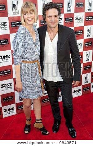 LOS ANGELES - JUN 17: Mark Ruffalo (R) & kone Sunrise Coigney ankommer til The Kids er alle lige 5911960s