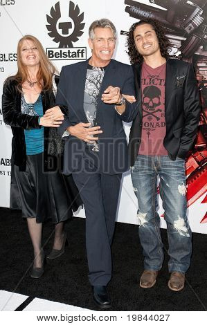 ฮอลลีวูด CA - 3 aug: Eric Roberts (กลาง) และมาถึงลอสแองเจลิส The Expendables โรงพัก