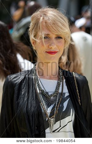 LOS ANGELES - JUN 27: Kristen Wiig anländer till Despicable Me premiär på Nokia Theater på Jun