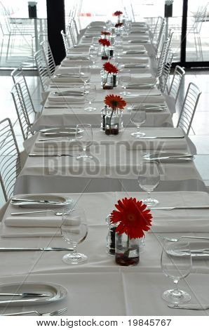 Hvid restaurant og røde blomster