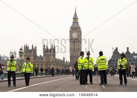 ロンドン、イギリス - 3 月 26 日: 警察官公共支出に対するロンドンの中心部で 3 月中 cu