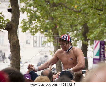 LONDON, İngiltere - 29 Nisan: Bir üstsüz erkeğe Prens William ve Kate Middleton düğün, 29 Nisan 2011