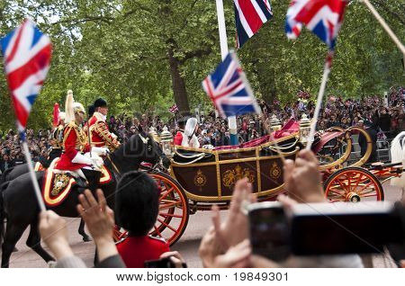 LONDON, İngiltere - 29 Nisan: Prens William ve Kate Middleton kendi arabası Buckingha giderken içinde