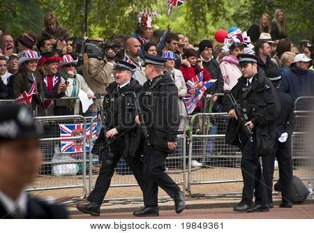 LONDON, İngiltere - 29 Nisan: Prens William ve Kate Middleton düğün, 29 Nisan 2011 Lon, polis