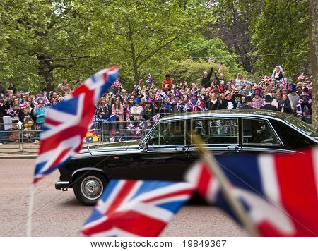 LONDON, İngiltere - 29 Nisan: Prens William ve Kate Middleton düğün, Nisan at Mall eski bir Jaguar