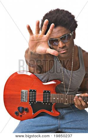 Knappe Afro-Amerikaanse male rockster met een elektrische gitaar