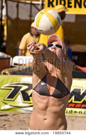 GLENDALE, AZ - 27 settembre: Oro olimpica che Kerri Walsh compete a AVP migliore della spiaggia