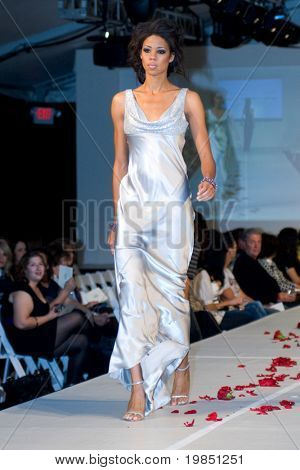 SCOTTSDALE, AZ - NOV 7: Destiny's Bride formelle og brude fashion collection vist på Scottsdale Fas
