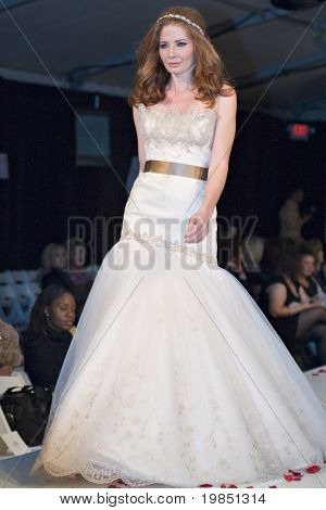 SCOTTSDALE, AZ - NOV 7: Destiny's Bride formelle og brude fashion collection vist på Scottsdale Fas