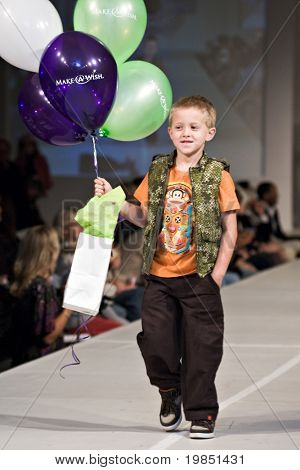 SCOTTSDALE, AZ - NOV 7:Children modeshow præsenteret af Garage på den største bane på Scottsdale 