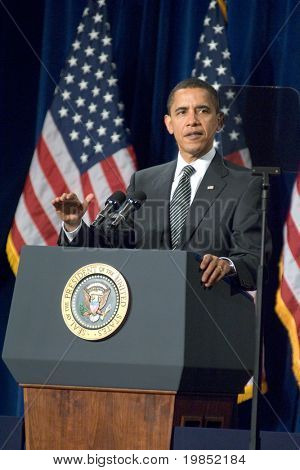 MESA, AZ - 18. února: Americký prezident Barack Obama mluví o obřím ústavům poskytujícím hypoteční krize v Dobson vysoké 