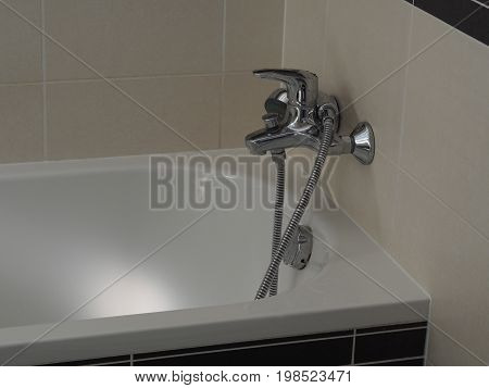enamel white bath - shower capstan head detail