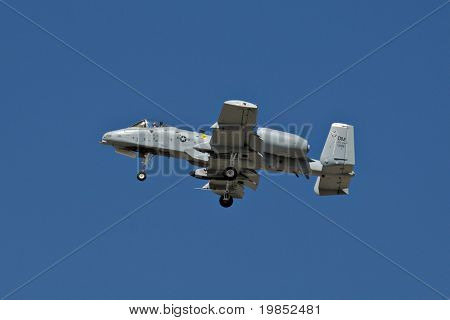 GLENDALE, AZ - 21. března: Air Force A-10 Thunderbolt dělá pass s podvozek dolů na bienn