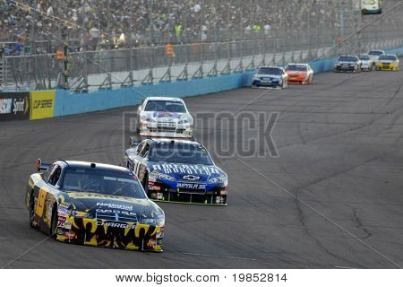 エイボンデール、az 順 - 4 月 18 日: エリオット ・ サドラー #19 車のグループで NASCAR のスプリント カップのレース t でリードします。