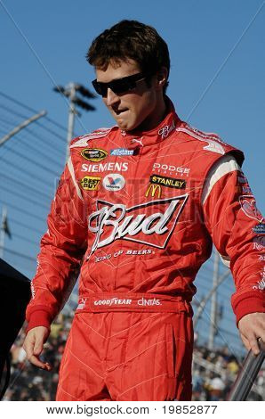 AVONDALE, AZ - 18 Nisan Kasey Kahne #9 NASCAR Sprint Cup yarış başlamadan önce giriliyor 