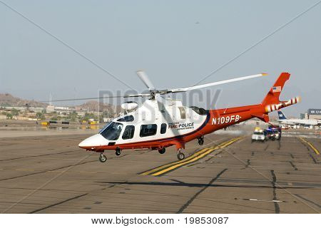 PHOENIX, AZ - Mai 13: A Phoenix Polizeihubschrauber hebt als Präsident Barack Obama Fahrzeugkolonne ar