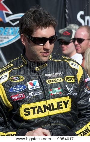 エイボンデール、az 順 - 4 月 10 日: NASCAR ドライバー エリオット ・ サドラー、Su の開始前に登場します。