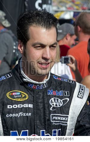 AVONDALE, AZ - 10 เมษายน: นาสคาร์โปรแกรมควบคุม Sam Hornish จูเนียร์ทำให้ลักษณะก่อนการเริ่มต้นของคำ