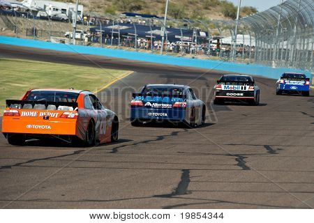 AVONDALE, AZ - 10 avril : Joey Logano (#20) suit un groupe de voitures en tournant deux à la métro frais
