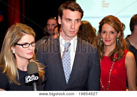 PHOENIX, AZ - Joulukuu: Kansanedustaja Ben Quayle ja hänen vaimonsa, Tiffany, juhlia voitto Rep Qu