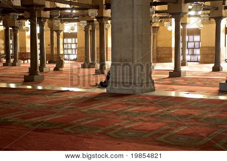 Kair, Egipt - 20 lipca: Wnętrze meczetu Al-Azhar, szef centrum islamskiej nauki w