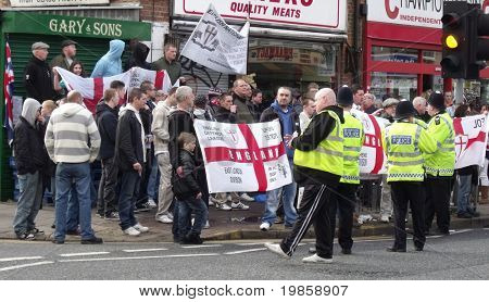 Londýn - FEB 12: Anglické zbrojařských ligy demonstranti demonstrují za policejní linky, proti londýnské 