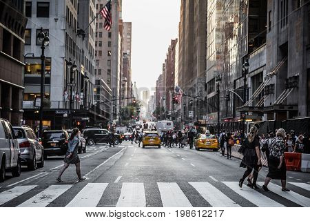 Lexington Crowdy Avenue In Manhattan At Around 5Pm On A Red Light Intersection.