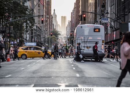 Lexington Crowdy Avenue In Manhattan At Around 5Pm On A Red Light Intersection.