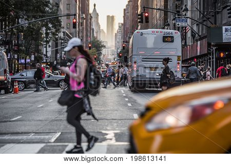 Lexington Crowdy Avenue In Manhattan At Around 5Pm On A Red Light Intersection.
