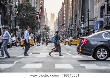 Lexington Crowdy Avenue In Manhattan At Around 5Pm On A Red Light Intersection.