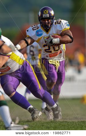 KORNEUBURG, Österrike - 18 APRIL: Österrikiska Football League: RB Marcus Nolan (#20, vikingarna) poäng en 