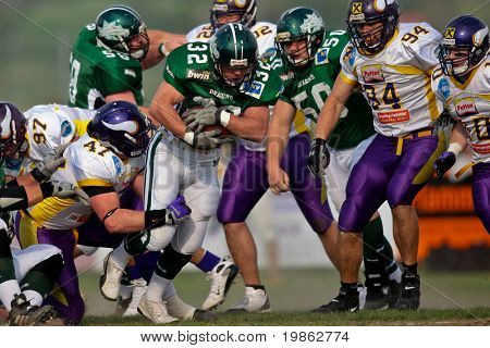 KORNEUBURG, Österrike - 18 APRIL: Österrikiska Football League: RB Stefan Scharinger (#32, drakar) poäng