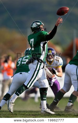 KORNEUBURG, Áustria - 18 de abril: Liga de futebol austríaco: QB Christopher Rufener (#7, dragões) e