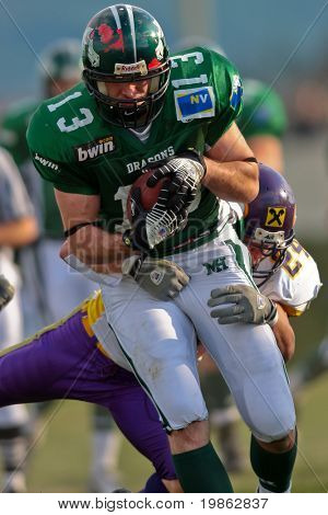 Korneuburg, Österreich-April 18: österreichische Fußball-Liga: Wr Thomas Haider (# 13, Drachen) und seine t