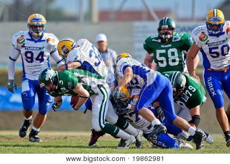 KORNEUBERG, 오스트리아-5 월 3 일: 오스트리아 축구 리그: RB Andrej Kliman (#3, Drgaons)와 그의 팀 