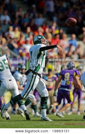 Viena, Áustria - 10 de maio: Liga de futebol austríaco: QB Ryan Rufener (#7, dragões) e o Dr do Danúbio