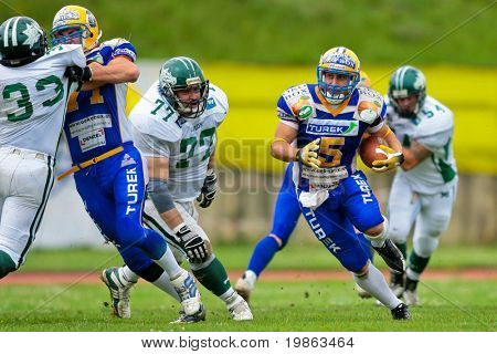 GRAZ, Rakousko - 28. června rakouské fotbalové ligy: RB Moe Muheize (#5, obři) a jeho tým vyhrál 35:2