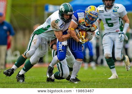 GRAZ, Rakousko - 28. června rakouské fotbalové ligy: RB Moe Muheize (#5, obři) a jeho tým vyhrál 35:2