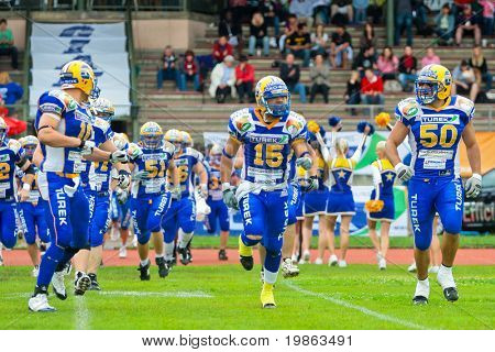 Graz, Österreich 28. Juni Österreichische Fußball-Liga: Armando ponce de Leon (# 15, Riesen) und sein Team 