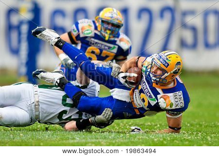 GRAZ, Itävalta - 28 kesäkuu Itävallan jalkapalloliigan: WR Christian Kranz (#10, Giants) ja hänen joukkue voittaa