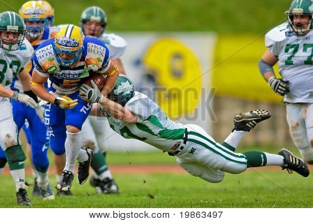 GRAZ, Rakousko - 28. června rakouské fotbalové ligy: RB Moe Muheize (#5, obři) a jeho tým vyhrál 35:2