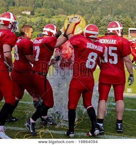 WOLFSBERG, AUSTRIA - 20 agosto American Football B-CE: Head Coach Lars Carlssen e la sua squadra battere th